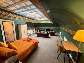Stunning Villa with Secluded Garden, Sleeps 12, ideal for Groups & Families - Southport - 9
