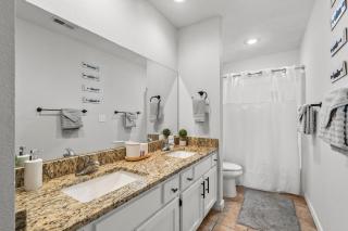 Walk-In, no stairs Condo, pets welcome, 4 mins to Silver Dollar City, 14 mins to Ball Park of America, Amazing Ozark Mountian Views - Branson - 2