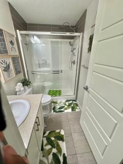 Tropical Caribbean-Themed Cozy Getaway - King Bed - Calgary - 4