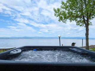 Chalet Loft #4 Waterfront with Spa, Fireplace and Wifi - 2