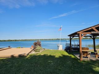 Peaceful Lakefront Cabin - - 1