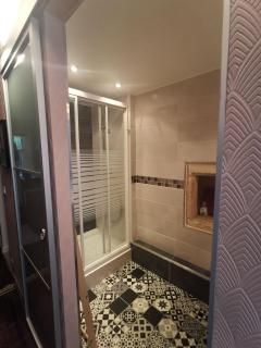 Independent Master suite, 18th century home - 3