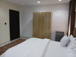 Enchanting Two bedroom Home with Pool - Ikeja - 1