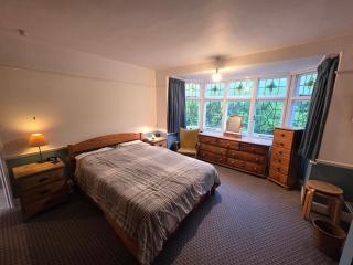 Peaceful 3-Bed Retreat by Epping Forest Chingford - 6