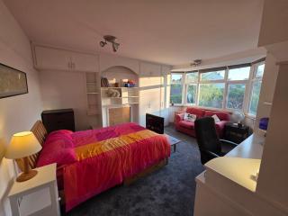 Peaceful 3-Bed Retreat by Epping Forest Chingford - 4