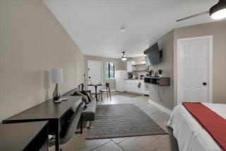 King Bed Modern Studio Apartment - Huntsville - 3