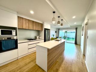 Newly Built 3 BDMs Besides Chartwell Shopping Mall - Hamilton - 8