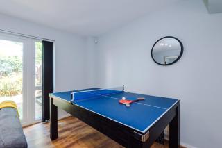 Stunning Townhouse In Salford, Free Parking, Pool Table, Table Tennis, 4Bedrooms - 5