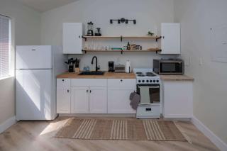 Spacious Studio Apt near Botanical Gardens - 8