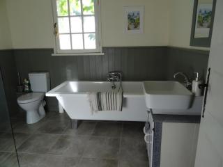 4 Bed-Sleeps 8-Aircon-Garden-Pool-Parking - Nanteuil-en-Vallée - 4