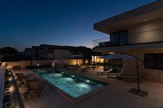 Prestige Villa COMPADRE Luxury Retreat in Mandre, Heated Pool, 4 Bedrooms, Seaside Comfort, NEW! - 2