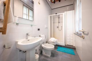GuestHost - Central Shiny Apartment x3! - Parma - 5