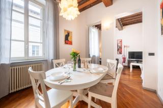 GuestHost - Central Shiny Apartment x3! - Parma - 8