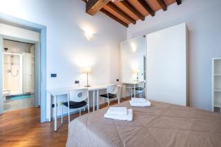 GuestHost - Central Shiny Apartment x3! - Parma - 2