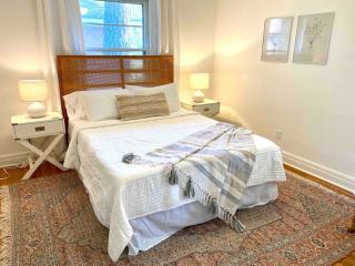 Stunning Coastal Charmer Near Downtown and Beach - Savannah - 1