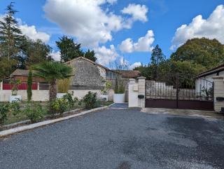 Ema Cottage - - 9