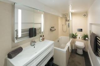 Charming 2BD Garden Flat in Fulham, London - 5