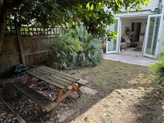 Modern, Spacious 1 Bedroom Garden Flat SW18 - London - 2