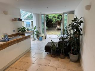 Modern, Spacious 1 Bedroom Garden Flat SW18 - London - 1