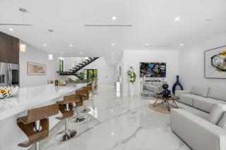 Waterfront Villa with Heated Pool and 60' Dock - Fort Lauderdale - 4
