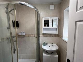 Robin’s Hollow: 2BD Home Near Wrexham AFC - 1