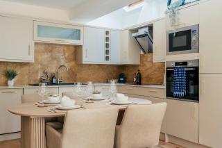 Beautiful Ground Floor Apartment Plus Private Garden - 6