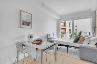 Airy Apartments with Balcony & Garage - Milan - 2