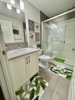 Tropical Caribbean-Themed Cozy Getaway - King Bed - Calgary - 6
