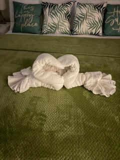 Tropical Caribbean-Themed Cozy Getaway - King Bed - Calgary - 9