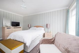 Amazing Beachside 2BD Family Home with Garden - 4