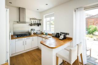 Elegant 2BD House with Garden and Decked Patio - 4