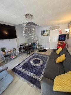 Elegant 2 bed with hot tub and a host of amenities - 8