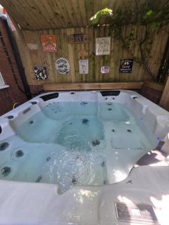 Elegant 2 bed with hot tub and a host of amenities - 2