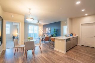 Spacious 2BD - Gym, Pool, Parking, W-D - Sleeps 8 - Tempe - 7