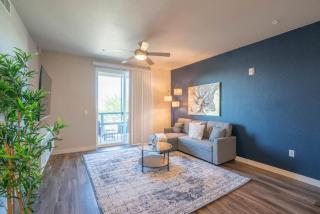 Modern 2BD - Gym, Pool, Parking, W-D - Sleeps 8 - Tempe - 0