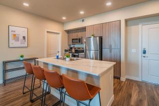 Trendy 2BD Gym Pool Parking WD Sleeps 8 - Tempe - 8
