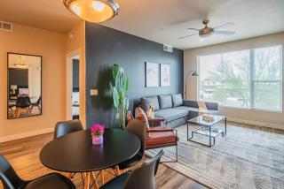 Trendy 2BD Gym Pool Parking WD Sleeps 8 - Tempe - 5