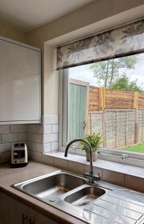 Flaxman Avenue - Lovely 4 bed home, 5 mins drive to York City Centre, Free superfast Wi-fi, Free on-street parking - York - 9