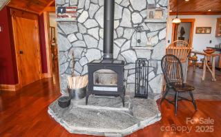 Chasing Sunsets: A Cozy 2-Bedroom Cabin in Smoky Mts with Stunning Mountain Views. - Whittier - 3