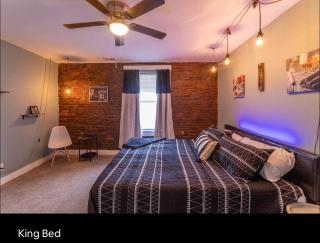 Spacious 6BR Loft Style with Pool Table, Sleeps 16 in Comfort - Louisville - 0