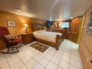 Meadowbrook, a spacious 3-bedroom cabin in Bryson City, NC, perfect for up to 8 guests. - 2