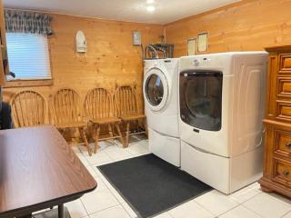 Meadowbrook, a spacious 3-bedroom cabin in Bryson City, NC, perfect for up to 8 guests. - 3