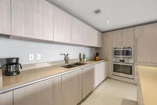 Elegant Beachfront Condo Offering Stunning Views - Hollywood - 8