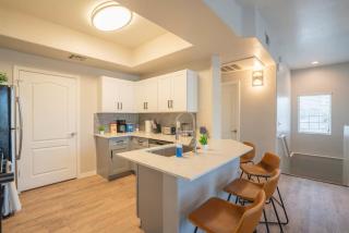 Chic 2BD - Midtown - Gym, Pool, W-D, Parking - Sleeps 8 - Phoenix - 4