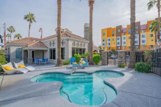 Posh 2BD - Midtown - Gym, Pool, W-D, Parking - Sleeps 8 - 9