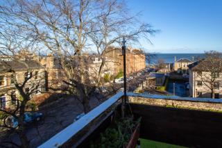 Mid-Century Gem Steps from the Beach - Edimburgo - 1