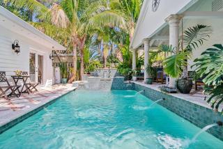 Hot Tub Pool Oasis, Near Dt & Beach Scene - 0