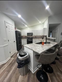 Lakeside Spacious Pool Retreat - Flowery Branch - 3