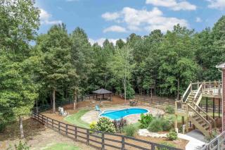 Lakeside Spacious Pool Retreat - Flowery Branch - 0