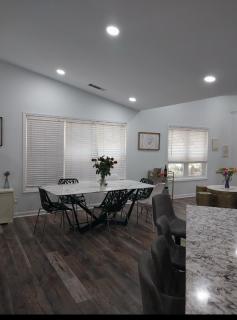 Lakeside Spacious Pool Retreat - Flowery Branch - 1